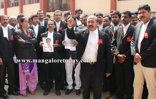 Lawyers stage protest against Allahabad police firing that killed advocate 2